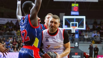  Deividas Gailius trata de superar la defensa de Landing San&eacute; durante el partido entre el MoraBanc Andorra y el San Pablo Burgos.