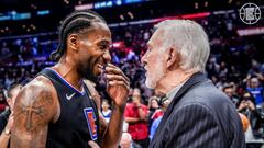 Gregg Popovich y Kawhi Leonard conversan despu&eacute;s del partido que enfrent&oacute; a los Spurs y a los Clippers