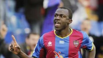 <b>AL ALZA. </b>Koné ha recobrado la sonrisa en el Ciutat donde disfrutan con sus goles.