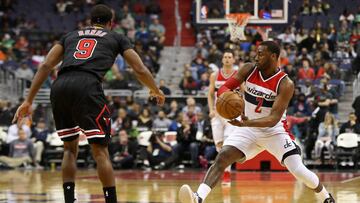 Mar 17, 2017; Washington, DC, USA; Washington Wizards guard John Wall (2) passes the ball to Wizards guard Bradley Beal (not pictured) as Chicago Bulls guard Rajon Rondo (9) defends in the second quarter at Verizon Center. The Wizards won 112-107. Mandatory Credit: Geoff Burke-USA TODAY Sports