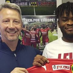 El Sevilla compra a Eteki para venderlo al Granada y Nkaka le suple en el Almería