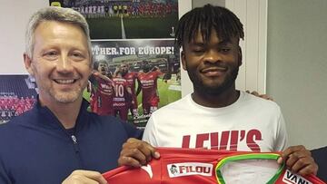 Nkaka posa con la camiseta del KV Oostende.