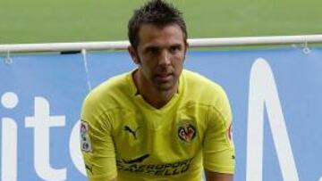 <b>PRESENTADO. </b>Marchena se enfundó ayer por primera vez la camiseta del Villarreal.