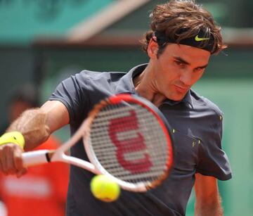 Roger Federer golpeando la pelota de revés a una mano.