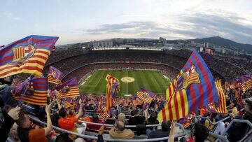 Banderas en el Barcelona-Real Madrid de 2018 en el Camp Nou.