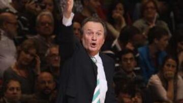 <b>FINIQUITADO. </b>Aíto da instrucciones durante un partido en Málaga.