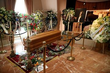 Miles de personas dan el último adiós al cantante y compositor alicantino en la sede de la Sociedad General de Autores Españoles (SGAE), Madrid.