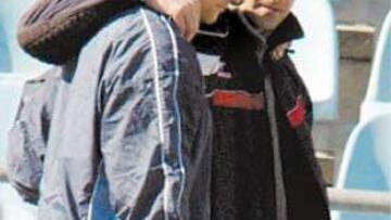 <b>MALA PATA. </b>Sánchez Broto, ayudado tras notar la rotura de menisco.