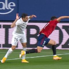 El polémico penalti no pitado que tiene a Pamplona echando humo