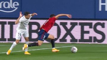 El polémico penalti no pitado que tiene a Pamplona echando humo