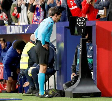 El árbitro Munuera Montero revisa en el VAR la jugada previa al gol de Hugo Duro. El colegiado, tras visionar la acción, anula el tanto por un pisotón de Foulquier a Memphis Depay.