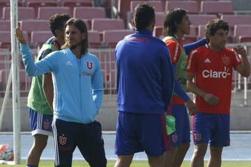 Entre sus fracasos como DT de la U, tampoco pudo ganar un clásico ante Colo Colo.