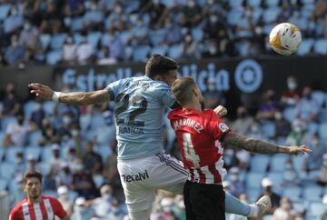 Duelo aéreo de Íñigo Martínez con Santi Mina. /Lalo R. Villar