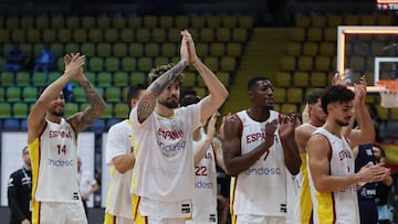 Los jugadores de España saludan al público tras la victoria ante Bosnia.