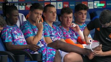 Camavinga tuvo que recibir hielo en su pie izquierdo tras el fuerte pisotón de Embarba.