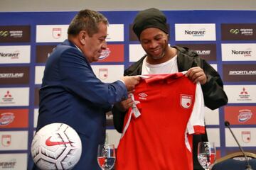 Ronaldinho se encuentra en Bogotá para disputar un partido entre Santa Fe y Atlético Nacional. El brasileño dio una rueda de prensa junto al presidente del equipo 'Cardenal' Eduardo Méndez.
