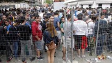 Aficionados del Valencia formaron largas colas.