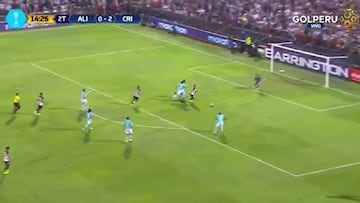 Álvarez se exhibió en el arco de Cristal con Gareca en la tribuna