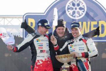 Jari Matti Latvala y su copiloto Miikka Anttila celebrando la victoria 