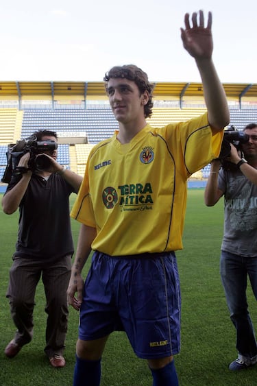 El defensa argentino llegó muy joven al Villarreal, en aquella época en la que el mercado argentino era la referencia. El defensa más completos que ha pasado por el Villarreal, fuerte en la marca, con facilidad para el gol, buen trato de balón y con mando en el campo. Como Asenjo pasó por una lesión de rodilla y una fractura abierta de tobillo, de las que se pudo recuperar. Con Godín hizo una pareja espectacular. El defensa con más partidos oficiales del club, ocho temporadas y 253 partidos.