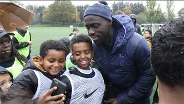 Davinson Sánchez comparte con niños locales un entreno