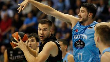 LUGO, 22/10/2022.- El escolta del Breogan, Victor Arteaga (d), defiende al alero finlandés de Bilbao Basket, Emir Sulejmanovic, durante el encuentro correspondiente a la fase regular de la ACB disputado hoy sábado en el Pazo Provincial Dos Deportes de Lugo. EFE/Eliseo Trigo.
