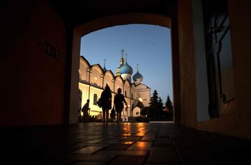 La gente visita el Kremlin en Kazán.
