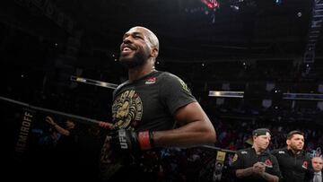 El peleador norteamericano Jon Jones en el oct¨¢gono.