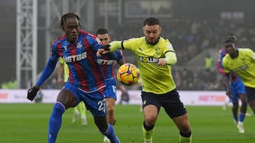 Soccer Football - Premier League - Crystal Palace v Southampton - Selhurst Park, London, Britain - December 29, 2024 Southampton's Adam Armstrong in action with Crystal Palace's Trevoh Chalobah REUTERS/Maja Smiejkowska EDITORIAL USE ONLY. NO USE WITH UNAUTHORIZED AUDIO, VIDEO, DATA, FIXTURE LISTS, CLUB/LEAGUE LOGOS OR 'LIVE' SERVICES. ONLINE IN-MATCH USE LIMITED TO 120 IMAGES, NO VIDEO EMULATION. NO USE IN BETTING, GAMES OR SINGLE CLUB/LEAGUE/PLAYER PUBLICATIONS. PLEASE CONTACT YOUR ACCOUNT REPRESENTATIVE FOR FURTHER DETAILS..