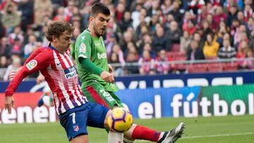 Martin Agirregabiria, en el partido de la primera vuelta junto a Griezmann.