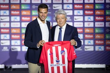 Azpilicueta junto al presidente del Atlético de Madrid posando con la camiseta rojiblanca.