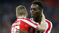 Los jugadores del Athletic de Bilbao, Iker Muniain (i) e I&ntilde;aki Williams, celebran el primer gol del equipo bilbaino, durante el encuentro correspondiente a la jornada vig&eacute;sima de primera divisi&oacute;n, que disputan esta tarde frente al Sporting en el estadio San Mam&eacute;s, en Bilbao. 