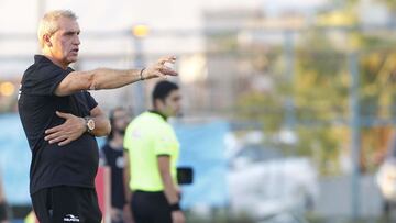 Futbol, Deportes Iquique v Audax Italiano.
 Octava Fecha.
 Campeonato de Clausura 2016.
 El entrenador de Audax Italiano, Jorge Pellicer da instrucciones a sus jugadores durante el partido de primera division contra Deportes Iquique disputado en el estadio Tierra de Campeones en Iquique, Chile.
 06/03/2016
 Alex D&Atilde;&shy;az/Photosport************
 
 Football, Deportes Iquique v Audax Italiano. 
 08th date.
 Clousure Championship 2016.
 The Audax Italiano head coach Jorge Pellicer gives instructions to his players during the first division football match against Deportes Iquique held at the Tierra de Campeones stadium in Iquique, Chile.
 06/03/2016
 Alex D&Atilde;&shy;az/Photosport