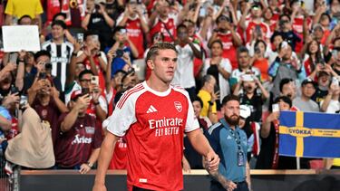 Soccer Football - Pre-Season Friendly - Arsenal v Newcastle United - National Stadium, Singapore - July 27, 2025 Arsenal's Viktor Gyokeres is introduced on the pitch before the match REUTERS/Caroline Chia
