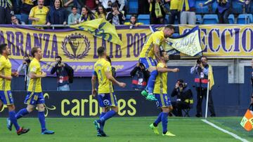 Un tempranero gol de Barral y otro de Álvaro García en la segunda parte dieron la victoria al Cádiz, que dominó todo el encuentro. Delmás fue expulsado.