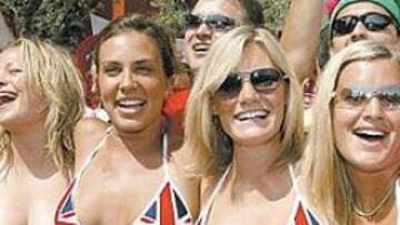 <b>LINDA AFICIÓN.</b> Aficionadas inglesas apoyando a su selección.