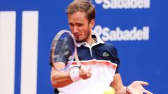 Daniil Medvedev devuelve una bola ante Dominic Thiem en la final del Barcelona Open Banc Sabadell 2019.