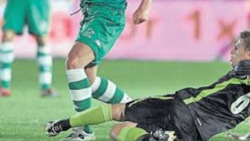 <b>EXCELENTE CAPI. </b>Marien Silva intenta impedir una acometida de Capi. El de Camas marcó un excelente gol desde fuera del área.