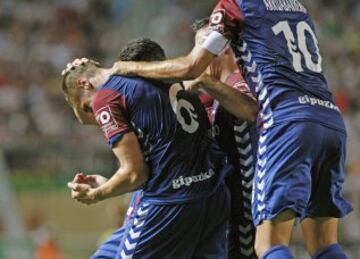 El centrocampista del Eibar, Raúl Albentosa (i), recibe la felicitación de sus compañeros tras marcar el segundo gol de su equipo ante el Elche, durante el encuentro de la cuarta jornada de Liga de Primera División que se juega esta noche en el estadio Martínez Valero, en Elche.