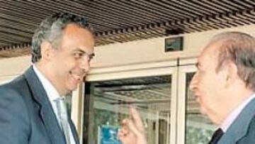 <b>BUEN AMBIENTE. </b>José Luis Sáez, presidente de la FEB, y Eduardo Portela, de la ACB, bromearon en el CSD.