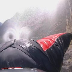 Atraviesa una cascada en pleno vuelo a 200 km/h