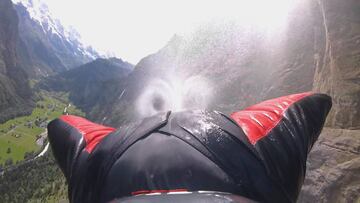 Atraviesa una cascada en pleno vuelo a 200 km/h