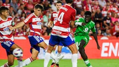 Assane Diao dispara a puerta para conseguir su gol, durante el partido de la séptima jornada de LaLiga EA Sports entre Granada y Betis.