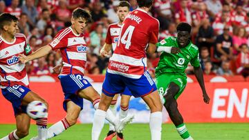 Assane Diao dispara a puerta para conseguir su gol, durante el partido de la séptima jornada de LaLiga EA Sports entre Granada y Betis.