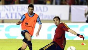 Casillas dejó que David Villa llevara el brazalete de capitán