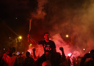 Los seguidores del PSG se congregaron en masa en el centro de París tras la victoria por 5-0 ante el Inter. Las celebraciones incluyeron fuegos, bengalas y banderas.