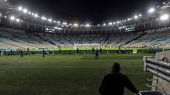 Un hombre observa el partido disputado entre los equipos Flamengo y Bangu por el campeonato Carioca, en el Estadio Maracan&aacute; de R&iacute;o de Janeiro (Brasil).