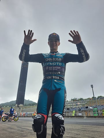 David Alonso en el pitlane de Motegi.