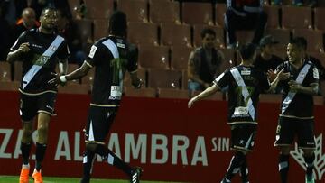 Los jugadores del Rayo celebran el 0-2 en Los C&aacute;rmenes.