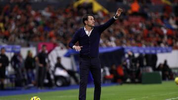 Beñat San José dirige a su equipo durante un encuentro de Liga MX.